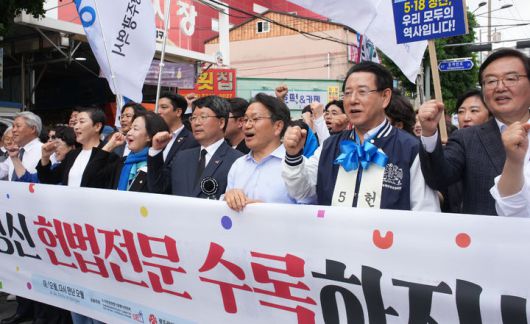 [무안=뉴시스] 송창헌 기자 = 17일 오후 광주 동구 금남로에서 5·18 전야제 행사 중 하나로 진행된 민주평화대행진에서 김영록 전남지사와 강기정 광주시장 등 주요 인사들이 시민들과 함께 행진에 동참하고 있다. (사진=전남도 제공) 2025.05.17 photo@newsis.com *재판매 및 DB 금지