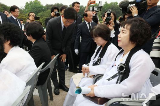 [광주=뉴시스] 조성봉 기자= 김문수 국민의힘 대통령 후보가 17일 오전 광주 북구 5.18민주묘지를 찾아 참배를 마치고 이동하며 오월 어머니들에게 허리숙여 인사하고 있다.(공동취재) 2025.05.17. photo@newsis.com