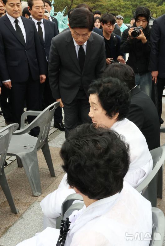 [광주=뉴시스] 조성봉 기자 = 국민의힘 김문수 대선 후보가 17일 오전 광주 북구 5·18민주묘지를 찾아 참배를 마치고 이동하며 오월 어머니들에게 허리숙여 인사하고 있다. (공동취재) 2025.05.17. photo@newsis.com
