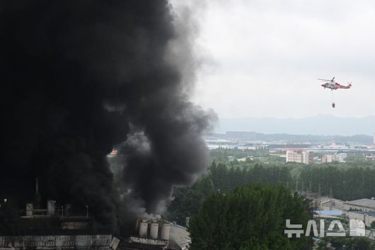 [광주=뉴시스] 박기웅 기자 = 17일 오전 7시11분께 광주 광산구 소촌동 금호타이어 광주공장에서 불이 나 소방 당국이 불을 끄고 있다. 이날 불은 타이어 생산에 필요한 고무를 정련하는 과정에서 발생한 것으로 추정되고 있다. 2025.05.17. pboxer@newsis.com