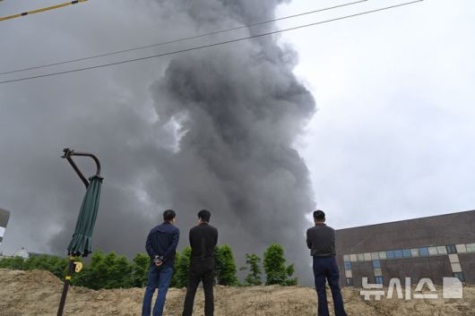 [광주=뉴시스] 박기웅 기자 = 17일 오전 7시11분께 광주 광산구 소촌동 금호타이어 광주공장에서 불이 난 가운데 시민들이 공장에서 피어오르는 검은 연기를 바라보고 있다. 이날 불은 타이어 생산에 필요한 고무를 정련하는 과정에서 발생한 것으로 추정되고 있다. 2025.05.17. pboxer@newsis.com