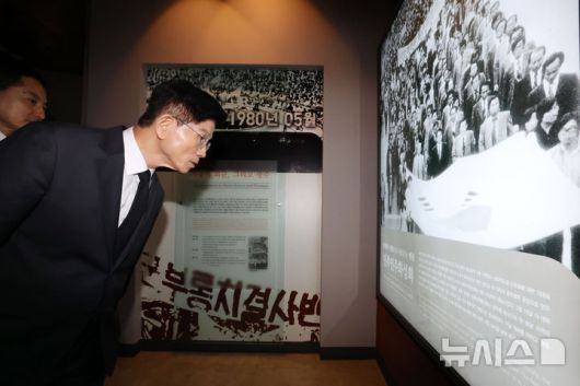 [광주=뉴시스] 조성봉 기자= 김문수 국민의힘 대통령 후보와 김용태 비상대책위원장이 17일 오전 광주 북구 5.18민주묘지를 찾아 참배를 마친 뒤 5.18 추모관을 둘러보고 있다. (공동취재) 2025.05.17. photo@newsis.com