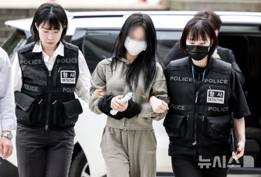 [서울=뉴시스] 정병혁 기자 = 잉글랜드 프로축구 프리미어리그 토트넘 홋스퍼 주장 손흥민을 상대로 허위 임신을 주장하며 금품을 요구한 혐의를 받는 20대 여성 양 모 씨가 17일 서울 서초구 서울중앙지방법원에서 열린 영장실질심사에 출석하고 있다. 2025.05.17. jhope@newsis.com