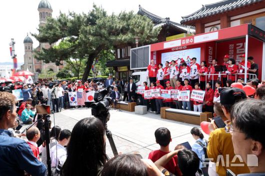 [전주=뉴시스] 조성봉 기자 =  김문수 국민의힘 대선후보가 17일 전북 전주시 완산구 전동성당 인근에서 공약발표 및 유세를 하고 있다. 2025.05.17. suncho21@newsis.com