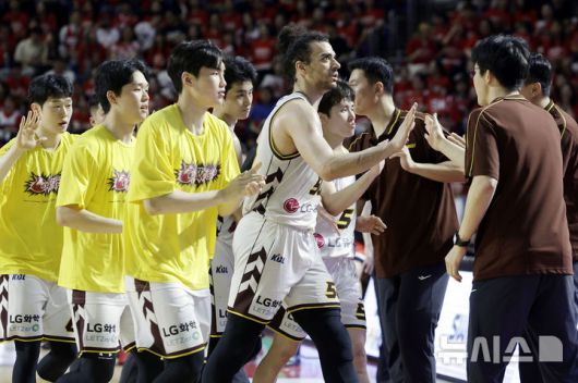 [서울=뉴시스] 최동준 기자 = 17일 서울 송파구 잠실학생체육관에서 열린 2024-2025 KBL 플레이오프 챔피언결정전 7차전 창원 LG 세이커스와 서울 SK 나이츠의 경기, LG 선수들이 작전 타임 때 하이파이브하고 있다. 2025.05.17. photocdj@newsis.com
