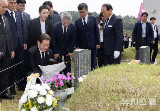 [광주=뉴시스] 조성우 기자 = 이재명 더불어민주당 대통령 후보가 17일 오전 광주 북구 5·18 민주묘지를 찾아 김동수 열사 묘역에 헌화하고 있다. (공동취재) 2025.05.17. photo@newsis.com