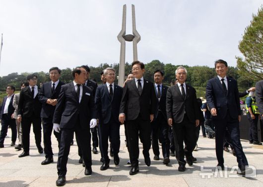 [광주=뉴시스] 조성우 기자 = 이재명 더불어민주당 대선 후보가 17일 오전 광주 북구 5·18 민주묘지에서 참배를 마친 후 나오고 있다. (공동취재) 2025.05.17. photo@newsis.com