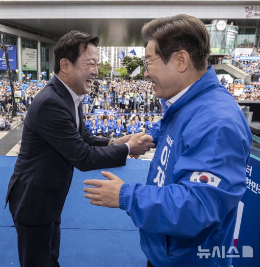 [광주=뉴시스] 조성우 기자 = 이재명 더불어민주당 대선후보가 17일 광주 서구 김대중컨벤션센터 광장에서 열린 집중유세에서 이 후보 지지 선언을 한 국민의힘 탈당 후 개혁신당 정책위의장을 맡았던 김용남 전 의원과 인사하고 있다. (공동취재) 2025.05.17. photo@newsis.com