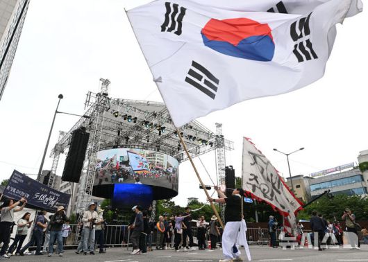 [광주=뉴시스] 이영주 기자 = 17일 오후 광주 동구 금남로에서 5·18민주화운동 45주기를 기념하는 풍물패가 대형 태극기를 흔들고 있다. 2025.05.17. leeyj2578@newsis.com