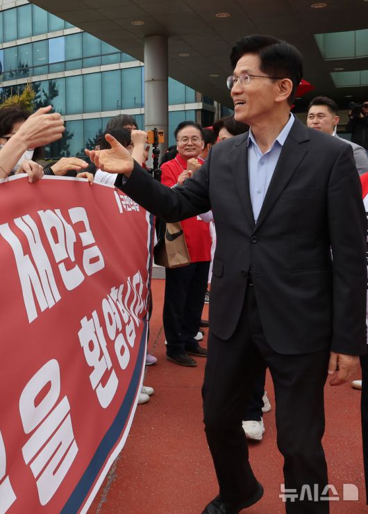 [김제=뉴시스] 조성봉 기자= 김문수 국민의힘 대선후보가 17일 오후 전북 김제시 한국농어촌공사 새만금33센터를 방문하고 있다.(공동취재) 2025.05.17. photo@newsis.com