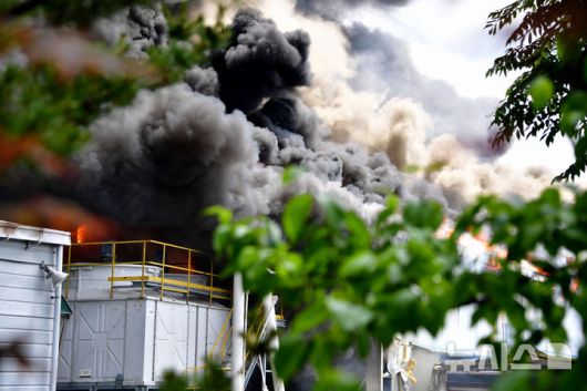 [광주=뉴시스] 류형근 기자 = 17일 오후 광주 광산구 소촌동 금호타이어 광주공장에서 불이 난 가운데 공장 지붕 위로 연기가 피어오르고 있다. 2025.05.17. hgryu77@newsis.com