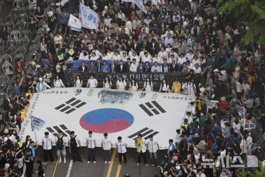 [광주=뉴시스] 이영주 기자 =  5·18 민주화운동 45주년을 하루 앞둔 17일 오후 광주 동구 금남로 일대에서 전야행사가 진행되고 있다. 광주역과 전남대, 조선대 등지에서 출발한 시민들로 이뤄진 '민주평화대행진단'이 행사장으로 들어오고 있다. 2025.05.17. leeyj2578@newsis.com