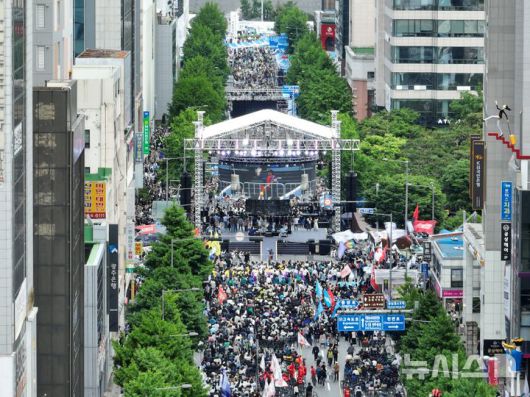 [광주=뉴시스] 이영주 기자 =  5·18 민주화운동 45주년을 하루 앞둔 17일 오후 광주 동구 금남로 일대에서 전야행사가 진행되고 있다. 2025.05.17. leeyj2578@newsis.com