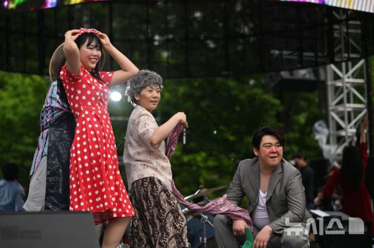 [광주=뉴시스] 이영주 기자 =  5·18 민주화운동 45주년을 하루 앞둔 17일 오후 광주 동구 금남로 일대에서 전야행사가 진행되고 있다. 2025.05.17. leeyj2578@newsis.com
