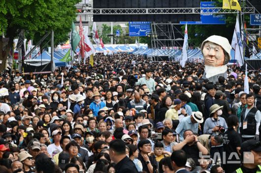 [광주=뉴시스] 이영주 기자 = 5·18민주화운동 45주기를 하루 앞둔 17일 오후 광주 동구 금남로가 5·18 전야행사를 보러 온 시민들로 인산인해를 이루고 있다. 2025.05.17. leeyj2578@newsis.com