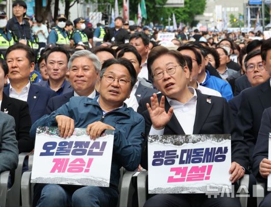 [광주=뉴시스] 이영주 기자 = 이재명 더불어민주당 대선 후보와 강기정 광주시장이 5·18민주화운동 45주기를 하루 앞둔 17일 오후 광주 동구 금남로에서 열린 5·18 전야제에서 대화을 나누고 있다.  leeyj2578@newsis.com