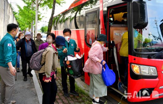 [광주=뉴시스] 류형근 기자 = 금호타이어 광주공장에서 발생한 화재가 10시간 이상 지속되면서 17일 오후 광주 광산구 소촌동 인근 아파트 주민들이 짐을 챙겨들고 대피하고 있다.  2025.05.17. hgryu77@newsis.com