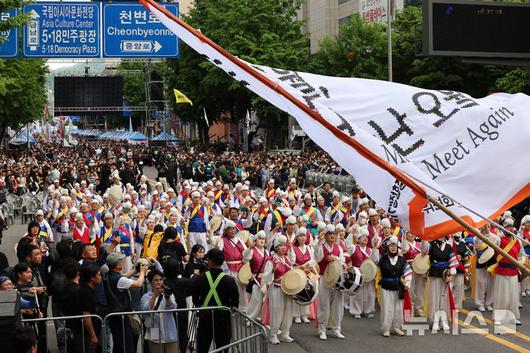 [광주=뉴시스] 이영주 기자 = 5·18민주화운동 45주기를 하루 앞둔 17일 오후 광주 동구 금남로에서 5·18 전야 행사가 열리고 있다. leeyj2578@newsis.com