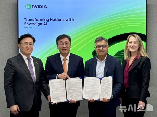 [서울=뉴시스] 유상임 과학기술정보통신부 장관(맨 왼쪽), 박윤규 정보통신산업진흥원장(왼쪽에서 두 번째)이 지난 14일부터 17일까지 방미 기간에서 엔비디아 본사를 찾아 엔비디아 고위 임원을 만났다. 정보통신산업진흥원은 엔비디아와 업무협약(MOU)을 체결해 연내 원활한 첨단 엔비디아 GPU 확보 등 AI 인프라 구축을 위해 협력하기로 했다. (사진=과학기술정보통신부 제공)