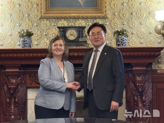 [서울=뉴시스] 유상임 과학기술정보통신부 장관(오른쪽)이 지난 15일 린 파커 미 백악관 과학기술정책실(OSTP) 부실장과 만났다. 2025.05.18. (사진=과학기술정보통신부 제공)