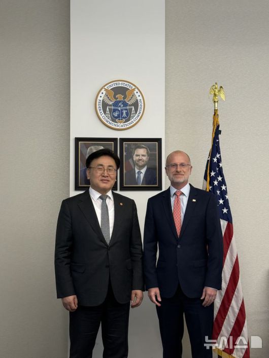 [서울=뉴시스] 유상임 과학기술정보통신부 장관(왼쪽)이 지난 14일 브랜던 카 미국 연방통신위원회(FCC) 위원장과 만났다. 2025.05.18. (사진=과학기술정보통신부 제공)