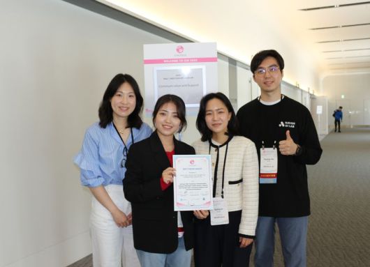 [대전=뉴시스] 인공지능(AI) 기반의 소통도구 '액세스톡(AAcessTalk)'을 개발한 연구진. (왼쪽부터) KAIST 산업디자인학과 홍화정 교수, 산업디자인학과 최다솜 박사과정, 네이버클라우드 AI랩 박소현·김영호 연구원.(사진=KAIST 제공) *재판매 및 DB 금지