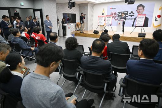 [서울=뉴시스] 권창회 기자 = 김문수 국민의힘 대선 후보가 18일 오전 서울 여의도 국민의힘 당사에서 열린 경제 공약발표 기자회견에서 발언하고 있다. (공동취재) 2025.05.18. photo@newsis.com