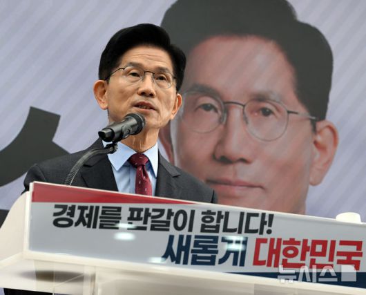 [서울=뉴시스] 권창회 기자 = 김문수 국민의힘 대선 후보가 18일 오전 서울 여의도 국민의힘 당사에서 열린 경제 공약발표 기자회견에서 발언하고 있다. (공동취재) 2025.05.18. photo@newsis.com