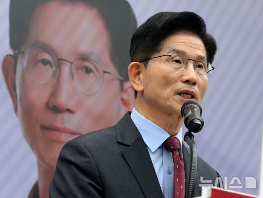 [서울=뉴시스] 권창회 기자 = 김문수 국민의힘 대선 후보가 18일 오전 서울 여의도 국민의힘 당사에서 열린 경제 공약발표 기자회견에서 발언하고 있다. (공동취재) 2025.05.18. photo@newsis.com