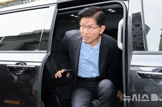 [서울=뉴시스] 권창회 기자 = 김문수 국민의힘 대선 후보가 18일 오전 서울 여의도 국민의힘 당사에서 경제 공약발표 기자회견을 하기 위해 차에서 내리고 있다. (공동취재) 2025.05.18. photo@newsis.com