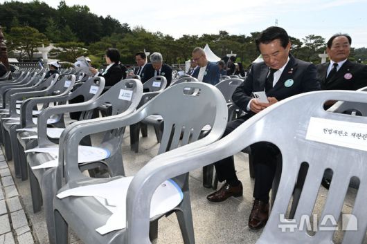 [광주=뉴시스] 이영주 기자 = 5·18민주화운동 45주기를 맞은 18일 오전 광주 북구 운정동 국립5·18민주묘지 기념식장에서 안창호 국가인권위원장이 앉을 의자에 붙여져있던 안내 스티커가 떼어져있다. 2025.05.18. leeyj2578@newsis.com