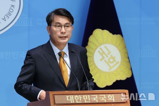 [서울=뉴시스] 권창회 기자 = 윤상현 국민의힘 의원이 18일 오전 서울 여의도 국회 소통관에서 기자회견을 열고 대선 승리를 위한 국민의힘의 대통합을 촉구하고 있다. 2025.05.18. kch0523@newsis.com