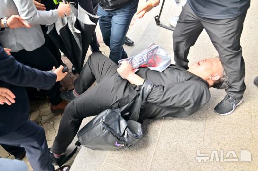 [광주=뉴시스] 이영주 기자 = 5·18민주화운동 45주기를 맞은 18일 오전 광주 북구 운정동 국립5·18민주묘지에서 한 시민이 안창호 인권위원장의 입장을 저지하고 있다. 2025.05.18.  leeyj2578@newsis.com