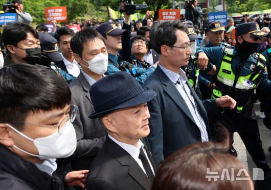 [광주=뉴시스] 조성우 기자 = 안창호 국가인권위원장이 17일 광주 북구 운정동 국립5·18민주묘지에서 열린 제45주년 5·18민주화운동 기념식에 참석하던 중 시민단체의 항의에 발길을 되돌리고 있다. 2025.05.18. xconfind@newsis.com