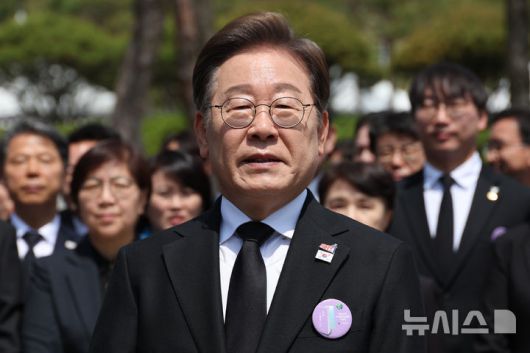 [광주=뉴시스] 조성우 기자 = 이재명 더불어민주당 대선후보가 18일 광주 북구 운정동 국립5·18민주묘지에서 열린 제45주년 5·18민주화운동 기념식에 참석한 후 백브리핑을 하고 있다. 2025.05.18. xconfind@newsis.com