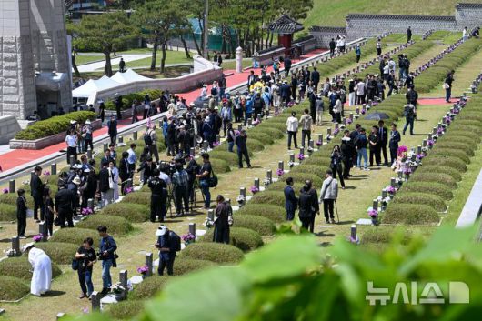 [광주=뉴시스] 이영주 기자 = 5·18민주화운동 45주기인 18일 오전 광주 북구 운정동 국립5·18민주묘지에서 참배객들이 추모 행렬에 나서고 있다. 2025.05.18  leeyj2578@newsis.com