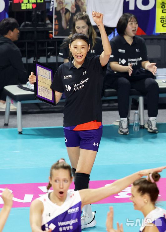 [인천=뉴시스] 이영환 기자 = 18일 오후 인천 부평구 삼산월드체육관에서 열린 KYK 인비테이셔널 2025 여자배구 세계 올스타전 팀 스타와 팀 월드의 경기, 팀 스타 감독 김연경이 환호하고 있다. 2025.05.18. 20hwan@newsis.com