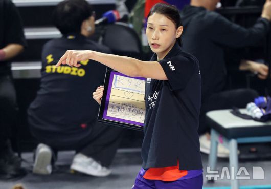 [인천=뉴시스] 이영환 기자 = 18일 오후 인천 부평구 삼산월드체육관에서 열린 KYK 인비테이셔널 2025 여자배구 세계 올스타전 팀 스타와 팀 월드의 경기, 팀 스타 감독 김연경이 작전지시를 하고 있다. 2025.05.18. 20hwan@newsis.com