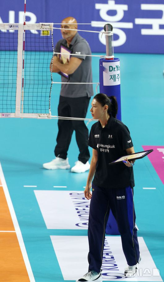 [인천=뉴시스] 이영환 기자 = 18일 오후 인천 부평구 삼산월드체육관에서 열린 KYK 인비테이셔널 2025 여자배구 세계 올스타전 팀 스타와 팀 월드의 경기, 팀 스타 감독 김연경이 경기를 지켜보고 있다. 2025.05.18. 20hwan@newsis.com