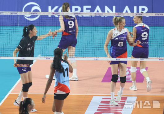 [인천=뉴시스] 이영환 기자 = 18일 오후 인천 부평구 삼산월드체육관에서 열린 KYK 인비테이셔널 2025 여자배구 세계 올스타전 팀 스타와 팀 월드의 경기, 팀 스타 감독 김연경이 선수들에게 손짓하고 있다. 2025.05.18. 20hwan@newsis.com