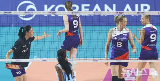 [인천=뉴시스] 이영환 기자 = 18일 오후 인천 부평구 삼산월드체육관에서 열린 KYK 인비테이셔널 2025 여자배구 세계 올스타전 팀 스타와 팀 월드의 경기, 팀 스타 감독 김연경이 선수들에게 손짓하고 있다. 2025.05.18. 20hwan@newsis.com