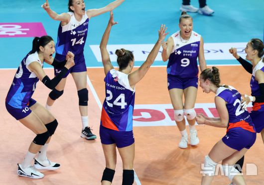 [인천=뉴시스] 이영환 기자 = 18일 오후 인천 부평구 삼산월드체육관에서 열린 KYK 인비테이셔널 2025 여자배구 세계 올스타전 팀 스타와 팀 월드의 경기 2세트, 팀 스타 감독 겸 선수 김연경이 동료들과 기뻐하고 있다. 2025.05.18. 20hwan@newsis.com