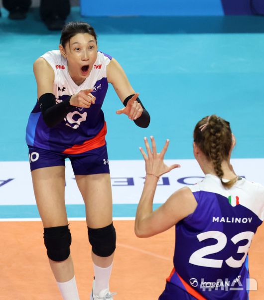 [인천=뉴시스] 이영환 기자 = 18일 오후 인천 부평구 삼산월드체육관에서 열린 KYK 인비테이셔널 2025 여자배구 세계 올스타전 팀 스타와 팀 월드의 경기 2세트, 팀 스타 감독 겸 선수 김연경이 오펠리아 말리노프와 기뻐하고 있다. 2025.05.18. 20hwan@newsis.com