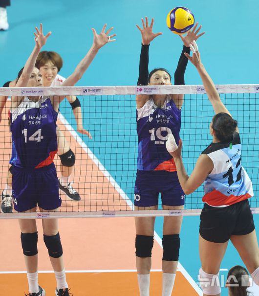 [인천=뉴시스] 이영환 기자 = 18일 오후 인천 부평구 삼산월드체육관에서 열린 KYK 인비테이셔널 2025 여자배구 세계 올스타전 팀 스타와 팀 월드의 경기 2세트, 팀 스타 감독 겸 선수 김연경과 에다 에르뎀이 팀 월드 나탈리아 페레이라의 공격에 블로킹을 시도하고 있다. 2025.05.18. 20hwan@newsis.com