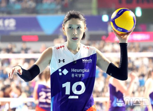 [인천=뉴시스] 이영환 기자 = 18일 오후 인천 부평구 삼산월드체육관에서 열린 KYK 인비테이셔널 2025 여자배구 세계 올스타전 팀 스타와 팀 월드의 경기 3세트, 팀 스타 감독 겸 선수 김연경이 서브 준비를 하고 있다. 2025.05.18. 20hwan@newsis.com