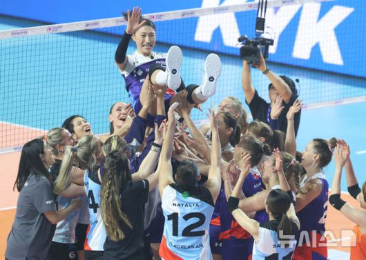 [인천=뉴시스] 이영환 기자 = 18일 오후 인천 부평구 삼산월드체육관에서 열린 KYK 인비테이셔널 2025 여자배구 세계 올스타전 팀 스타와 팀 월드의 경기에서 선수들이 김연경을 헹가래 치고 있다. 2025.05.18. 20hwan@newsis.com