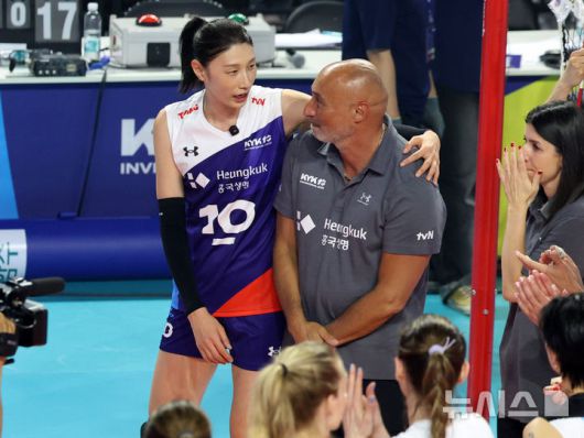[인천=뉴시스] 이영환 기자 = 18일 오후 인천 부평구 삼산월드체육관에서 열린 KYK 인비테이셔널 2025 여자배구 세계 올스타전 팀 스타와 팀 월드의 경기에서 80-63으로 승리를 거둔 팀 스타 감독 겸 선수 김연경이 팀 월드 아본단자 감독과 대화를 하고 있다. 2025.05.18. 20hwan@newsis.com