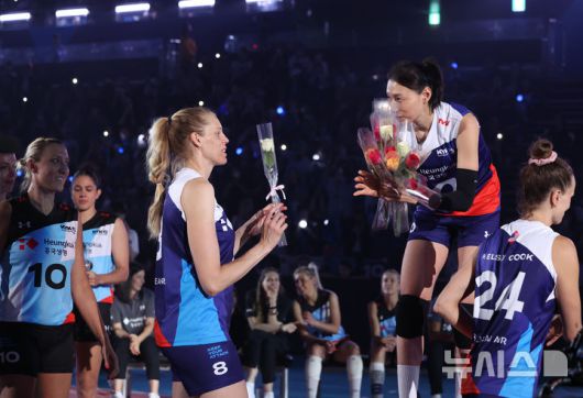 [인천=뉴시스] 이영환 기자 = 18일 오후 인천 부평구 삼산월드체육관에서 열린 KYK 인비테이셔널 2025 여자배구 세계 올스타전 팀 스타와 팀 월드의 경기에서 경기를 마친 김연경이 선수들에게 장미꽃을 받고 있다. 2025.05.18. 20hwan@newsis.com