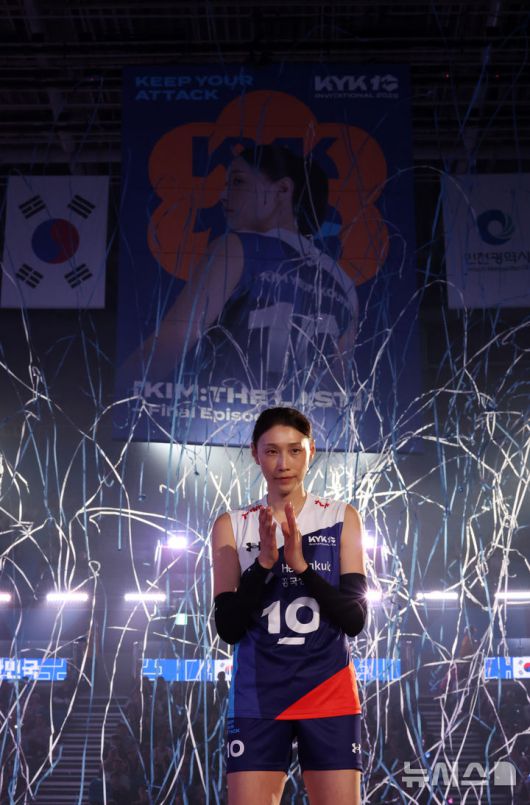 [인천=뉴시스] 이영환 기자 = 18일 오후 인천 부평구 삼산월드체육관에서 열린 KYK 인비테이셔널 2025 여자배구 세계 올스타전 팀 스타와 팀 월드의 경기에서 경기를 마친 김연경이 박수를 보내고 있다. 2025.05.18. 20hwan@newsis.com