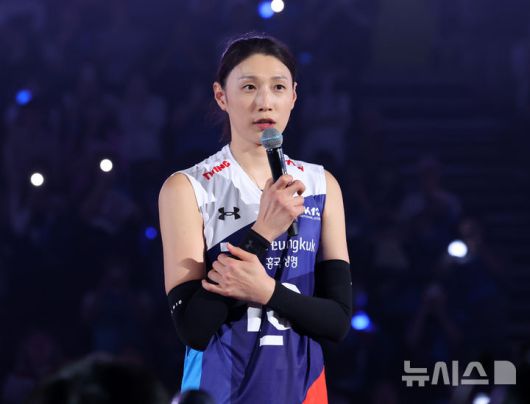 [인천=뉴시스] 이영환 기자 = 18일 오후 인천 부평구 삼산월드체육관에서 열린 KYK 인비테이셔널 2025 여자배구 세계 올스타전 팀 스타와 팀 월드의 경기에서 경기를 마친 김연경이 소감을 전하고 있다. 2025.05.18. 20hwan@newsis.com